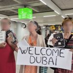 Un grupo de activistas da una "bienvenida irónica" a los primeros pasajeros de la ruta entre Palma y Dubái