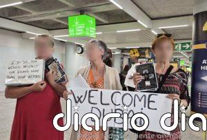 Un grupo de activistas da una "bienvenida irónica" a los primeros pasajeros de la ruta entre Palma y Dubái