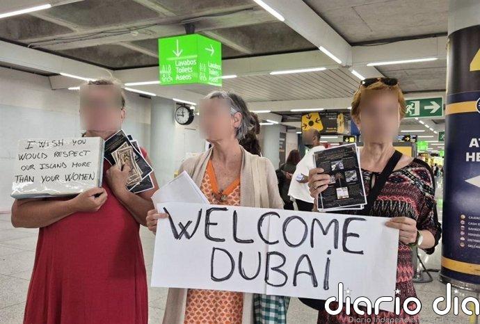Un grupo de activistas da una "bienvenida irónica" a los primeros pasajeros de la ruta entre Palma y Dubái