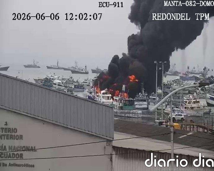 Un incendio calcina 35 embarcaciones pesqueras en el puerto ecuatoriano de Manta y deja dos heridos graves