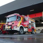 Un incendio de vegetación junto a las vías del tren y otro de un vehículo en un garaje se saldan sin heridos en Sevilla