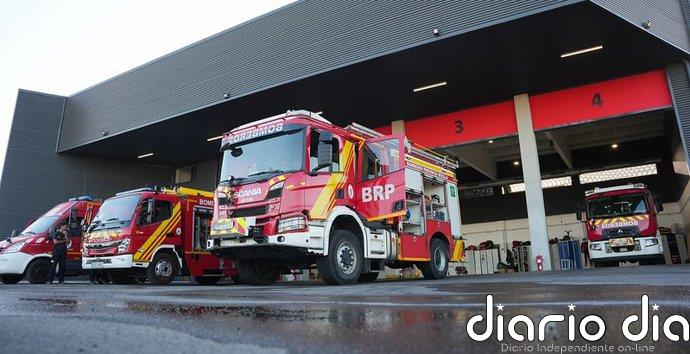 Un incendio de vegetación junto a las vías del tren y otro de un vehículo en un garaje se saldan sin heridos en Sevilla