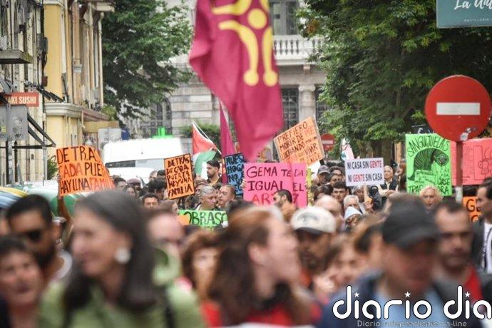Un millar de personas se manifiesta en Santander contra el modelo turístico-urbanístico: "Cantabria es para vivir"