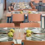 Un millón de niños españoles se quedará este verano sin la comida completa que garantiza la beca comedor, según Educo