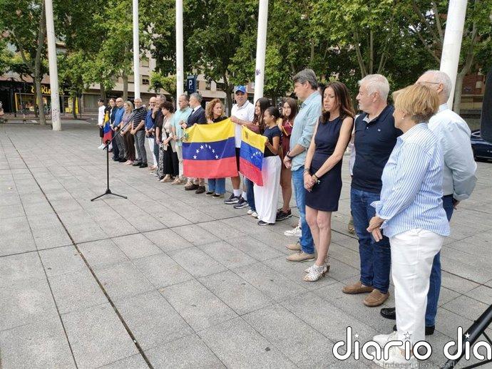 Un minuto de silencio en Logroño busca "llenar de luz y energía a Venezuela"