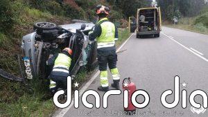 Una conductora resulta ilesa tras volcar y salirse de la carretera entre Avilés y Luanco