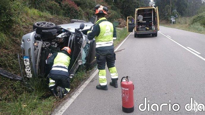 Una conductora resulta ilesa tras volcar y salirse de la carretera entre Avilés y Luanco