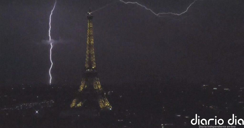 Una gran tormenta nocturna ilumina el cielo de París y alivia el calor de récord