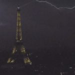 Una gran tormenta nocturna ilumina el cielo de París y alivia el calor de récord