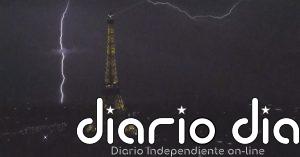 Una gran tormenta nocturna ilumina el cielo de París y alivia el calor de récord