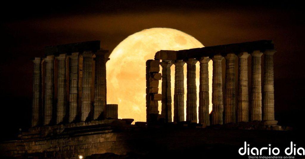 Una impresionante Luna Azul despide mayo sobre el templo de Poseidón