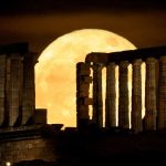 Una impresionante Luna Azul despide mayo sobre el templo de Poseidón