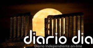 Una impresionante Luna Azul despide mayo sobre el templo de Poseidón