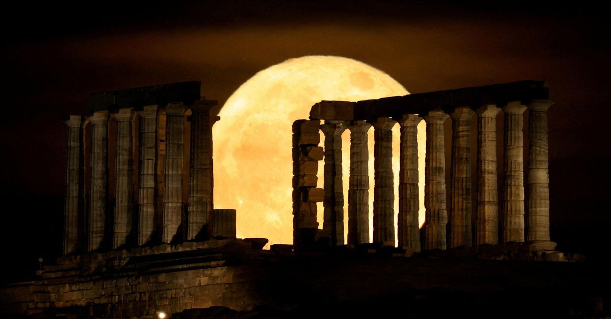 una-impresionante-luna-azul-despide-mayo-sobre-el-templo-de-poseidon.jpg