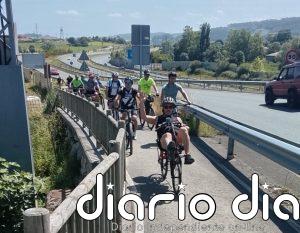 Una treintena de personas participa en una 'bicimarcha' desde Astillero a Sarón para reivindicar el papel de la bici