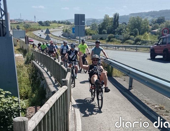 Una treintena de personas participa en una 'bicimarcha' desde Astillero a Sarón para reivindicar el papel de la bici