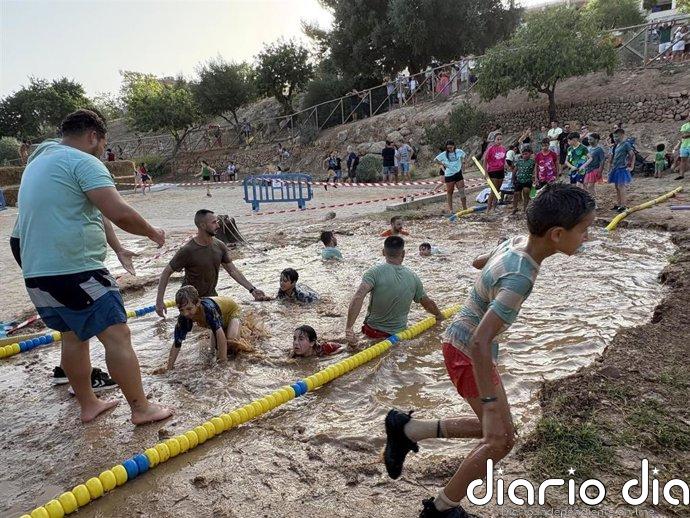 Unos 240 niños y adolescentes de Andratx disfrutan el Brutatló Kids