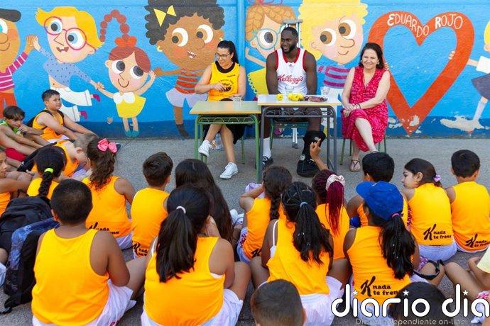 Usman Garuba anima a disfrutar del deporte a los alumnos del Campus Social Basketball Kellogg's
