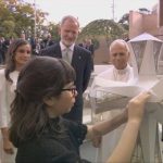 Valentina, la niña ciega que mostró a León XIV una maqueta de la Sagrada Familia: "Estaba emocionada pero no nerviosa"