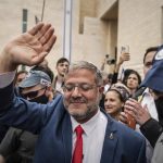 Vance sostiene que Israel no puede resolver sus problemas de seguridad "a base de violencia"