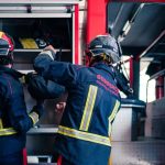 Varias dotaciones de bomberos sofocan un incendio originado en la arizónica de una casa de Boadilla del Monte