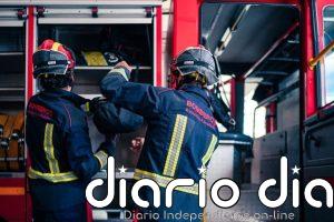 Varias dotaciones de bomberos sofocan un incendio originado en la arizónica de una casa de Boadilla del Monte