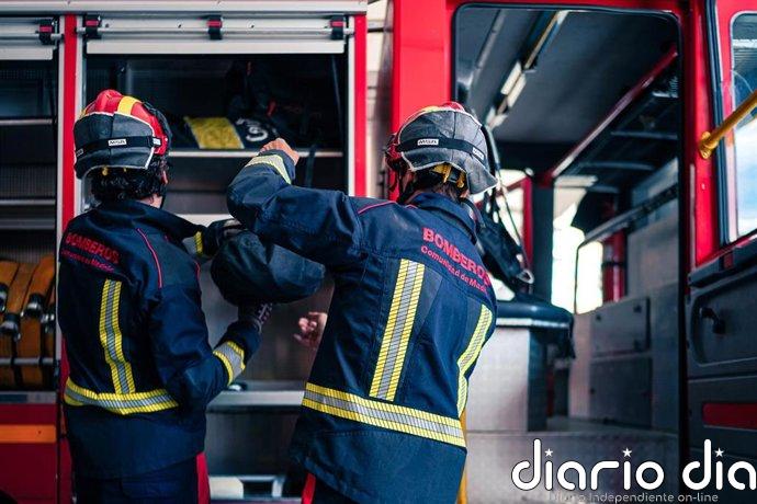 Varias dotaciones de bomberos sofocan un incendio originado en la arizónica de una casa de Boadilla del Monte