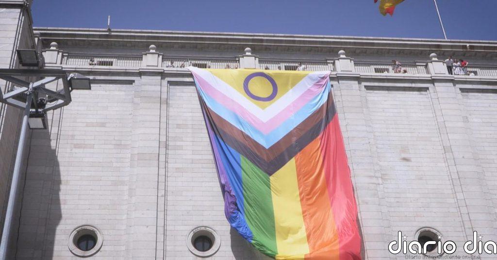 Yolanda Díaz cuelga en el Ministerio de Trabajo una bandera LGTBIQ+