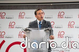 Albares avisa que la "amenaza" a la democracia no viene solo de quienes "vociferan" sino también del "cinismo"