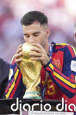 Álex Baena será nombrado hijo predilecto de Roquetas de Mar (Almería) y dará nombre a cinco campos de fútbol El futbolista de Roquetas de Mar (Almería) Alex Baena besa la Copa del Mundo tras proclamarse campeón con la selección española.