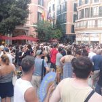 Alrededor de 200 personas se concentran en Cort para señalar la "arbitrariedad" al denegar el 'sopar a la llesca'