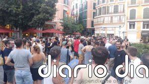 Alrededor de 200 personas se concentran en Cort para señalar la "arbitrariedad" al denegar el 'sopar a la llesca'