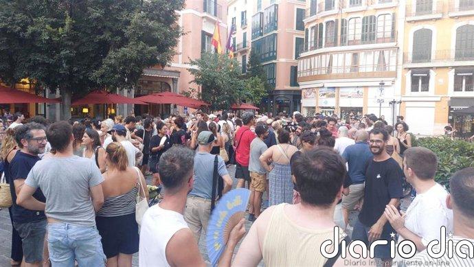 Alrededor de 200 personas se concentran en Cort para señalar la "arbitrariedad" al denegar el 'sopar a la llesca'