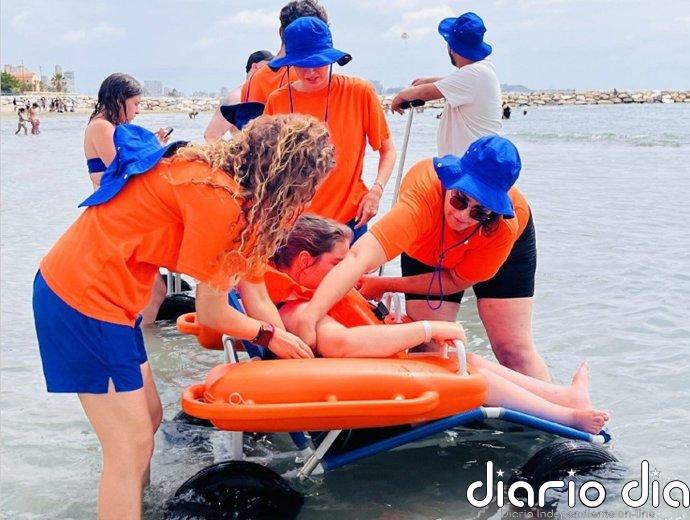 Arranca el servicio de playas accesibles en Alicante mientras Cocemfe advierte de que llega con "un mes de retraso"