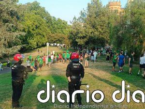 Asistentes a la marcha de Euskal Selekzioa lanzan objetos y tratan de sabotear la pantalla gigante de la final en Bilbao