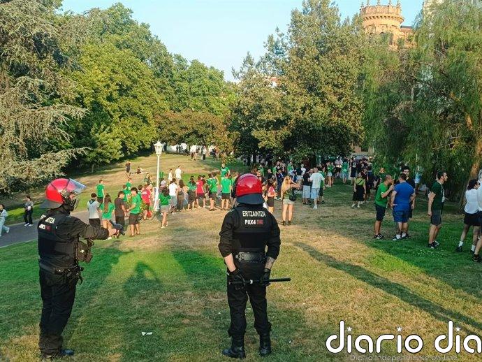 Asistentes a la marcha de Euskal Selekzioa lanzan objetos y tratan de sabotear la pantalla gigante de la final en Bilbao