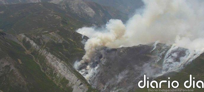 Asturias trabaja en la extinción de dos incendios forestales procedentes de León en Aller y Cangas del Narcea
