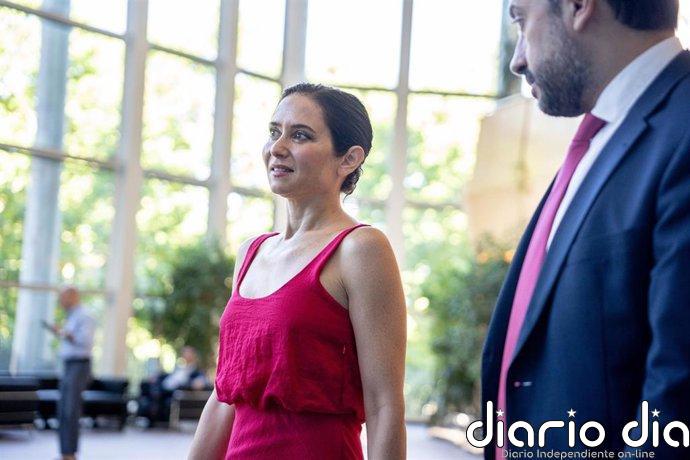 Ayuso anima a jóvenes a "rebelarse" contra la "decadencia" y "a favor de España": "Nadie está por encima de las leyes"