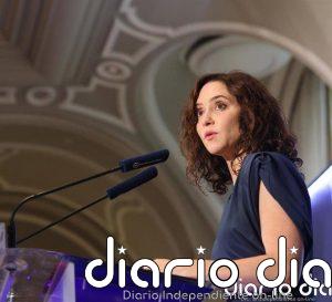 Ayuso cree que Feijóo tiene "más razón que un santo" con bajas y censura la "política de la pancarta facilona"
