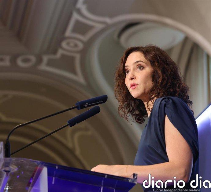 Ayuso cree que Feijóo tiene "más razón que un santo" con bajas y censura la "política de la pancarta facilona"
