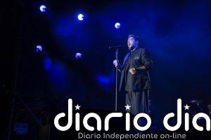 Badajoz vibra con Antonio Orozco en una noche de música, emociones y mensajes de esperanza en el Alcazaba Festival