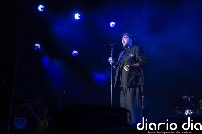 Badajoz vibra con Antonio Orozco en una noche de música, emociones y mensajes de esperanza en el Alcazaba Festival