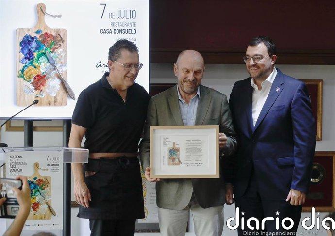 Barbón ensalza la trayectoria de Juan Cofiño en la Bienal de la Gastronomía y la Pintura de Casa Consuelo