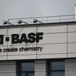 Basf dispara un 472% el beneficio hasta junio por atípicos y revisa al alza sus previsiones