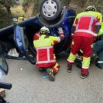Bomberos desencarcelan a un hombre atrapado en su coche tras sufrir un accidente en Cillorigo de Liébana