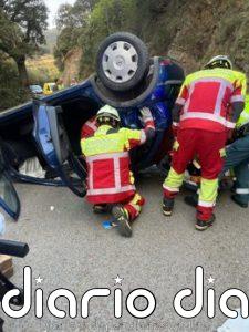 Bomberos desencarcelan a un hombre atrapado en su coche tras sufrir un accidente en Cillorigo de Liébana