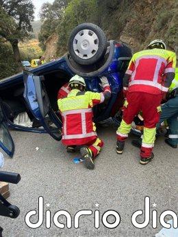 Bomberos desencarcelan a un hombre atrapado en su coche tras sufrir un accidente en Cillorigo de Liébana