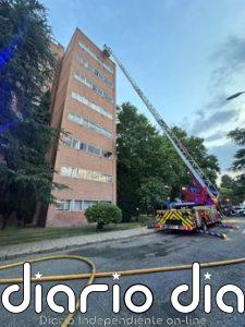 Bomberos extinguen un incendio en la azotea de la Facultad de Derecho de la Complutense