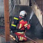 Bomberos extinguen un incendio iniciado en las arizónicas de un chalet de Villanueva de la Cañada