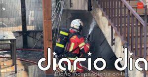 Bomberos extinguen un incendio iniciado en las arizónicas de un chalet de Villanueva de la Cañada